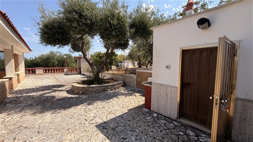Villa Di 2 Vani, Veranda, Box. Ristrutturata, Ottimo Stato, Fotovoltaico
